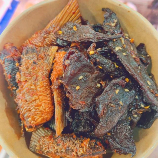 香辣鱼尾拼酱板肉片