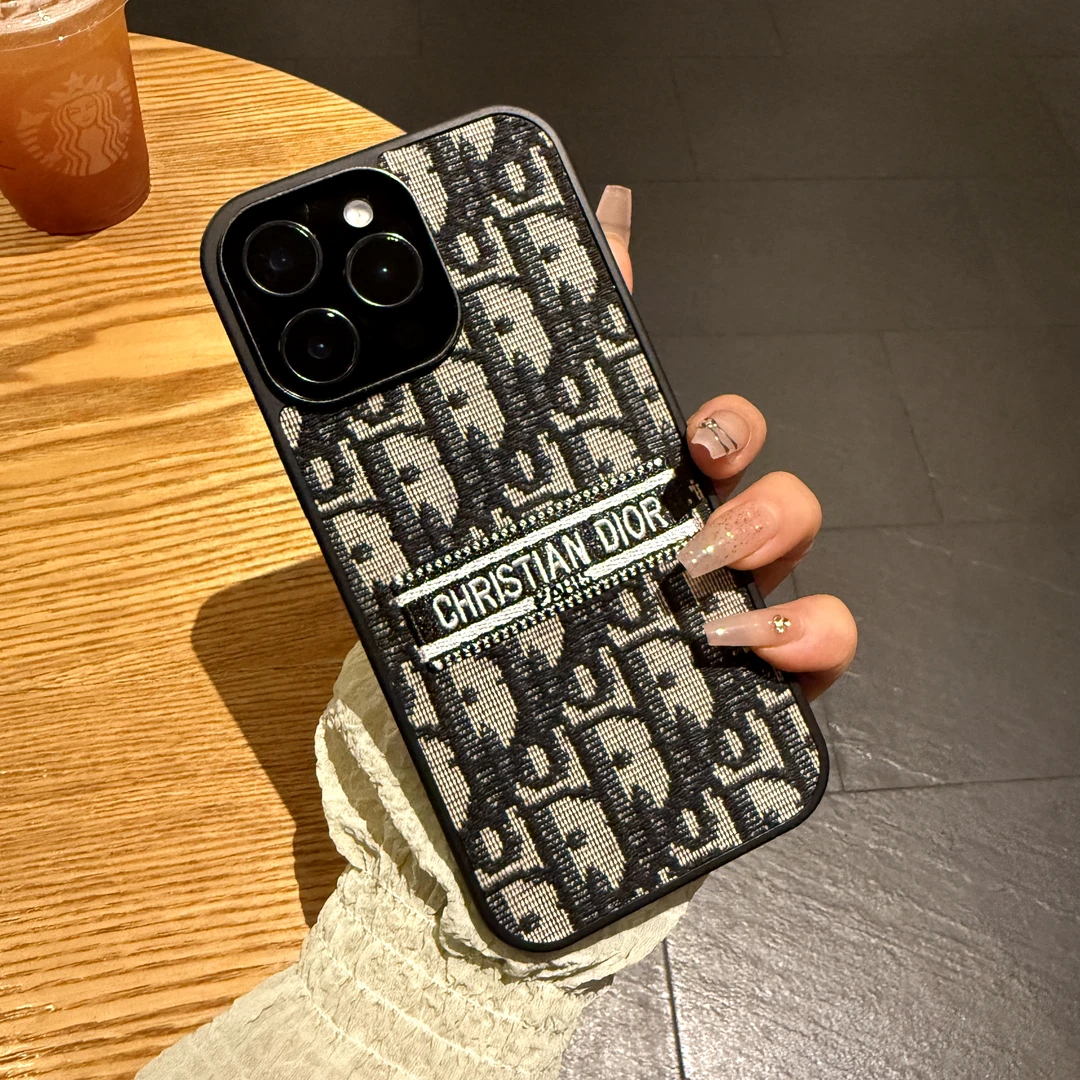 iPhone16手机壳迪奥女苹果15promax新款刺绣13布艺12PM防摔适用14