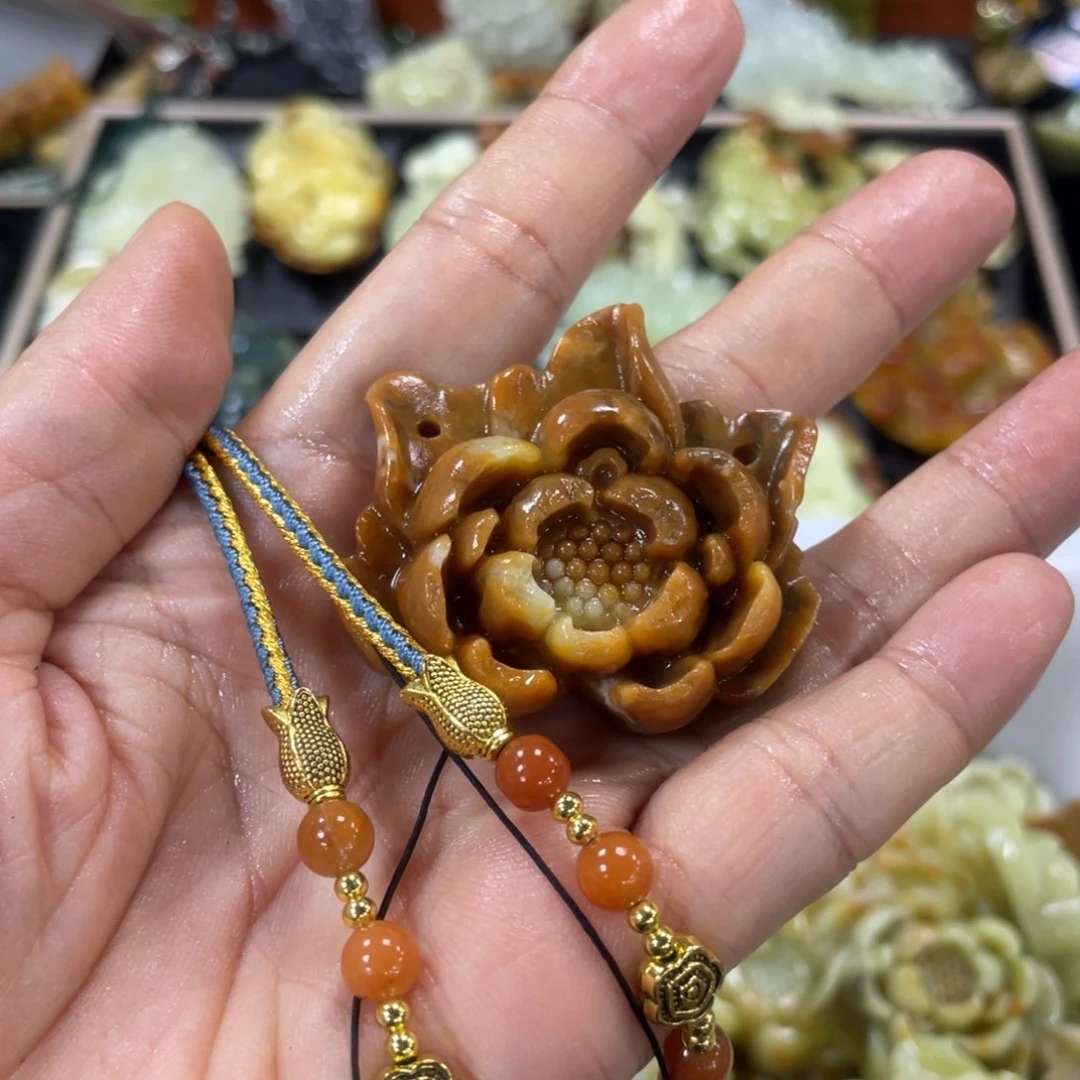 蛇纹石玉颈饰合金