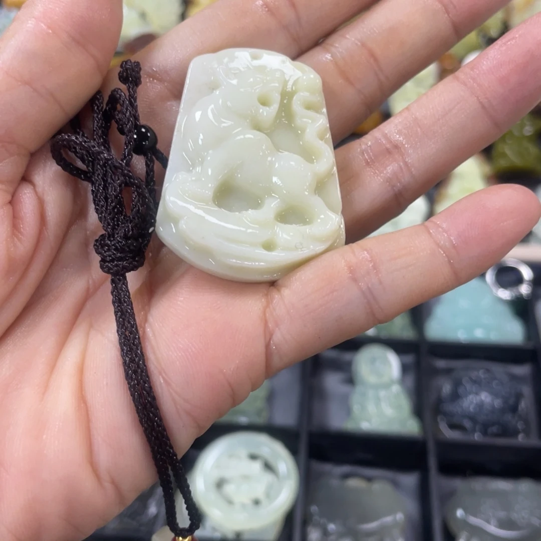 蛇纹石玉颈饰合金