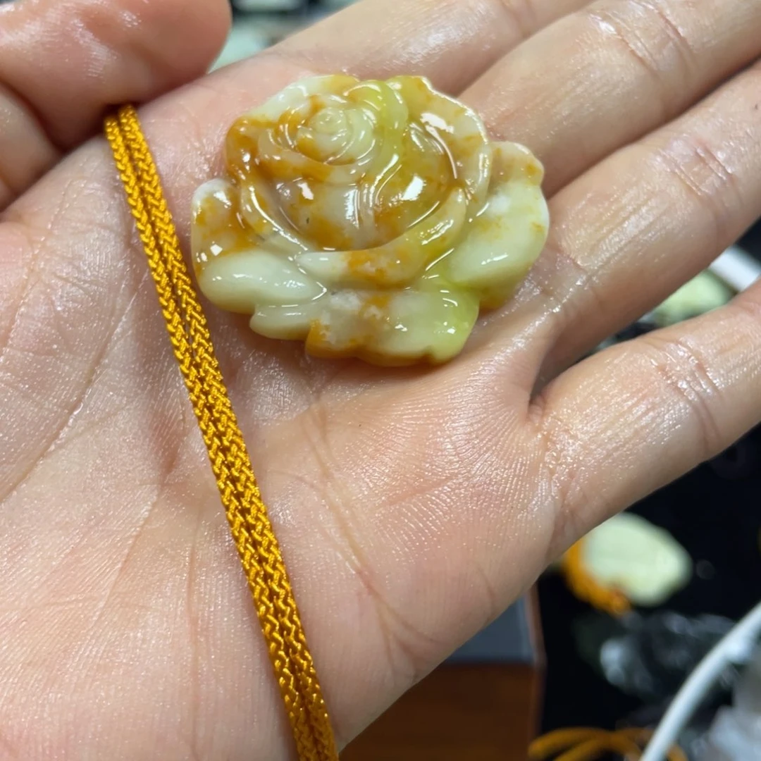 蛇纹石玉颈饰未镶嵌
