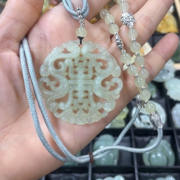 蛇纹石玉颈饰未镶嵌