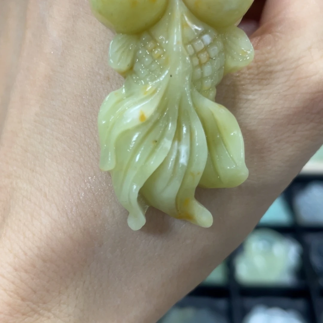 蛇纹石玉颈饰未镶嵌