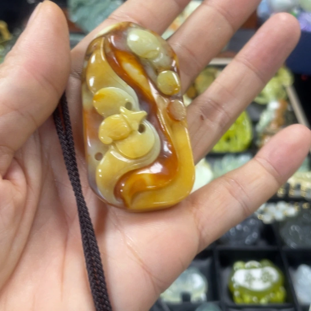 蛇纹石玉颈饰合金