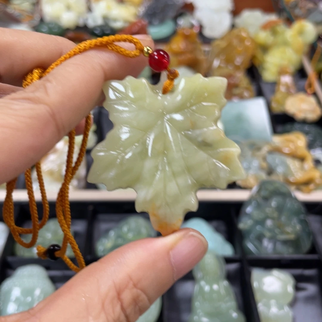 蛇纹石玉颈饰未镶嵌