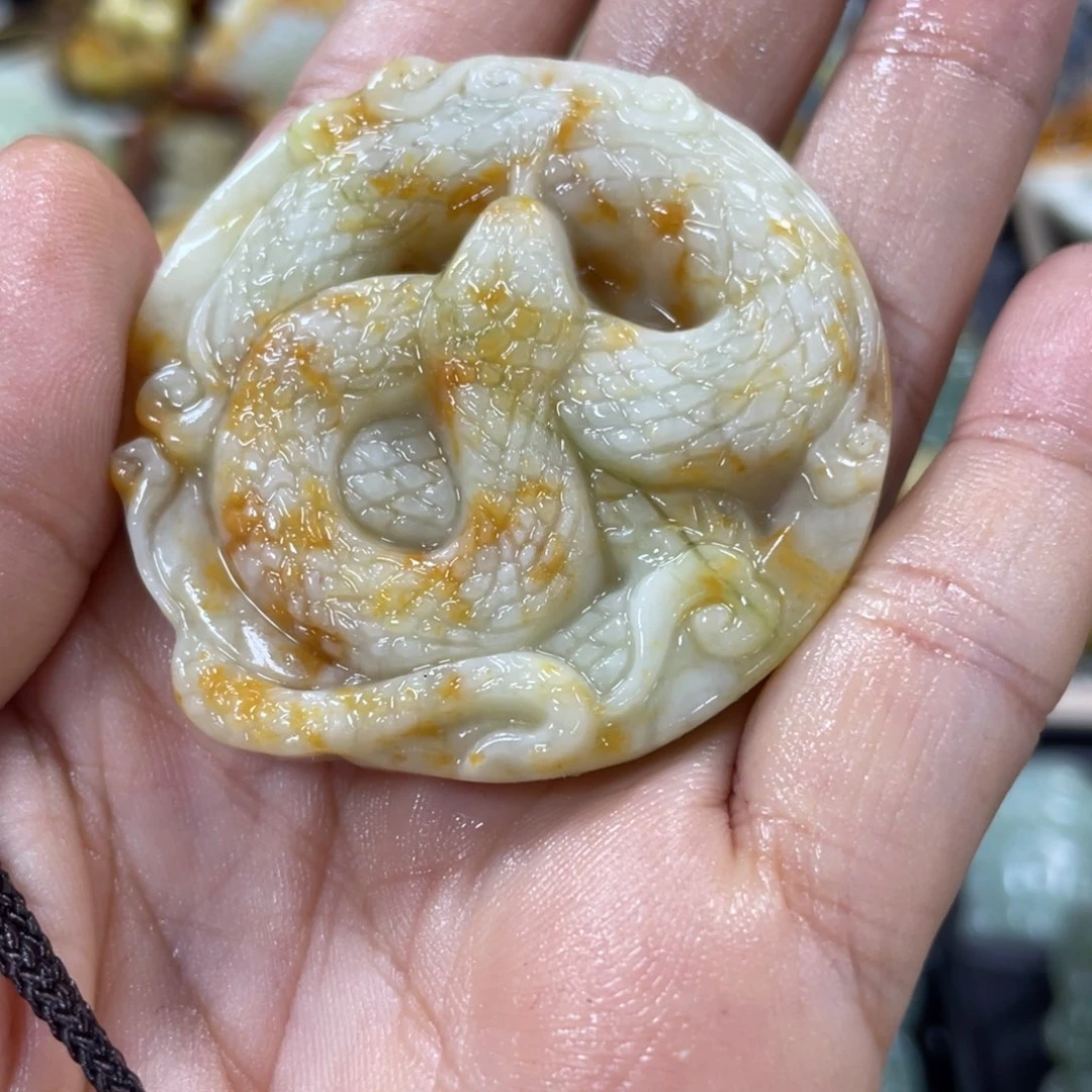 蛇纹石玉颈饰合金