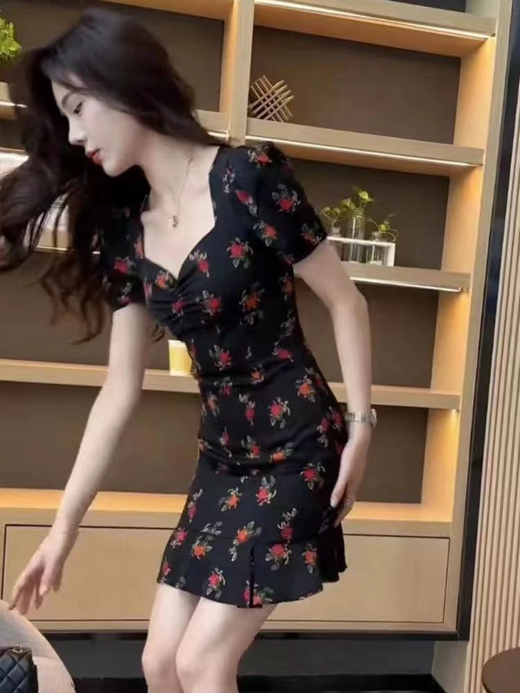 2025年夏季新款洋气方领泡泡袖连衣裙女法式修身高腰气质显瘦短裙