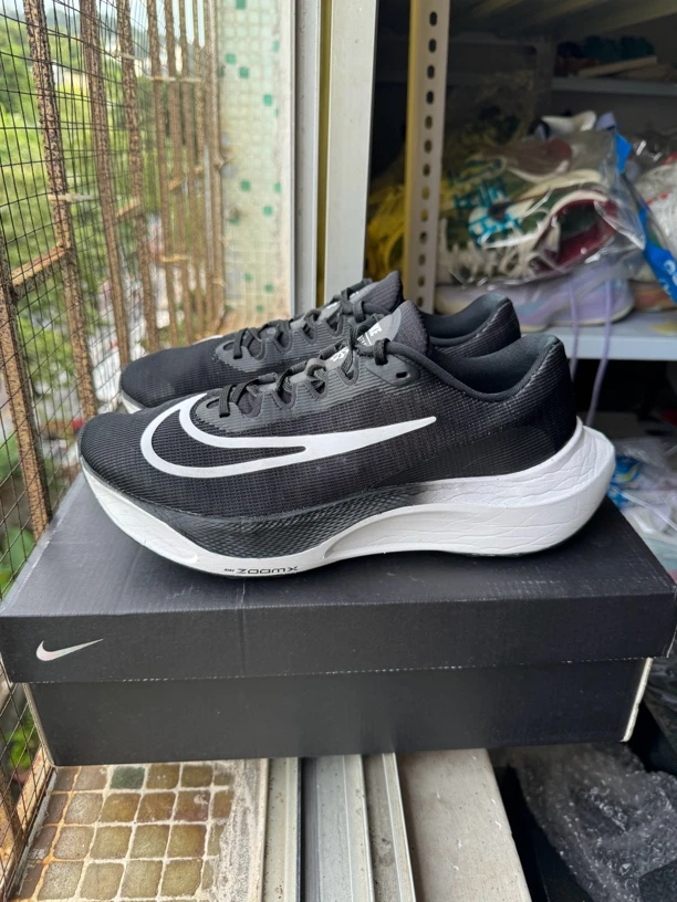 42码 zoom FIy5黑白 93新成色 公价539 跑鞋