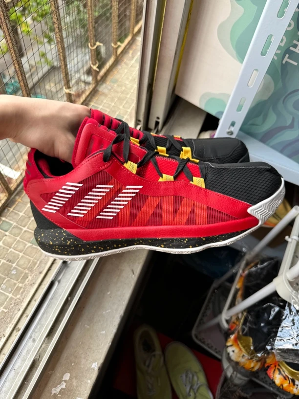 44.5码/阿迪 利拉德6黑红 95新成色 公价699 篮球鞋