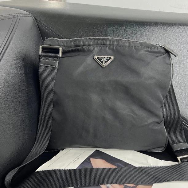 95新 Prada/普拉达 捐金沉珠/降落伞斜挎包黑色