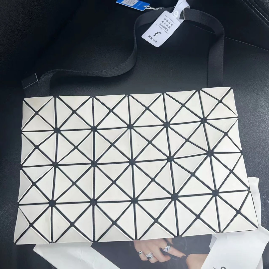 95新 Issey Miyake/三宅一生 捐金沉珠/斜挎包