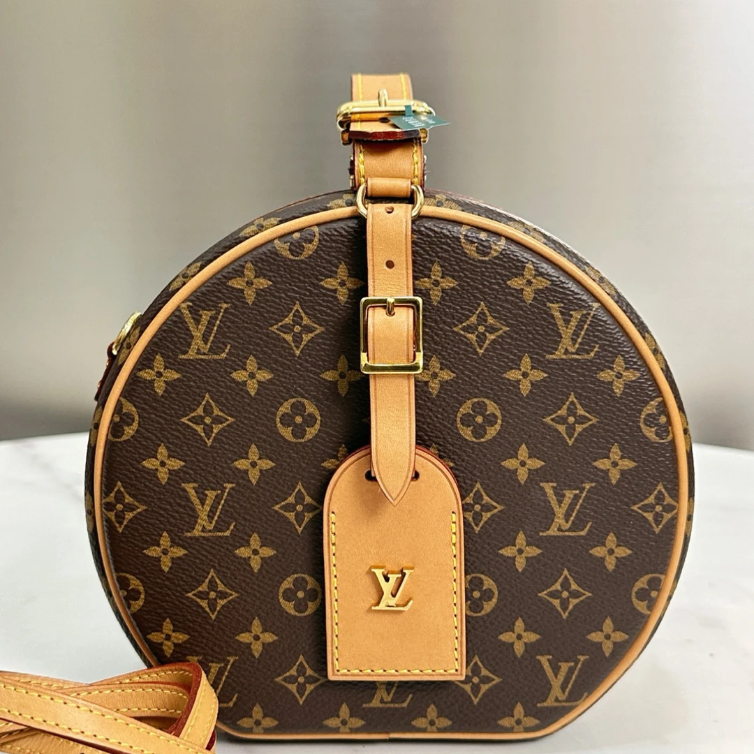 95新 LV 硬圆饼斜挎包8029246