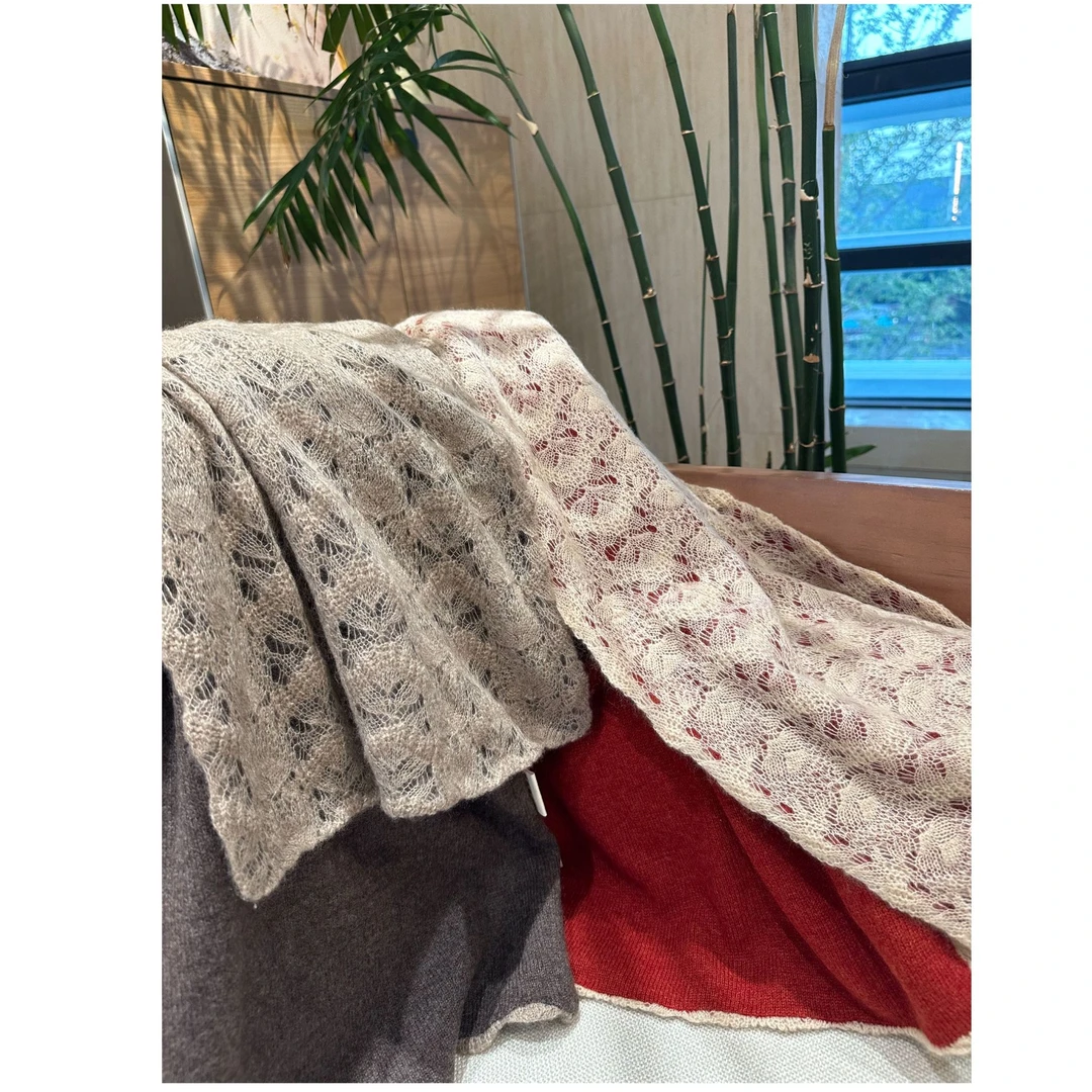 100分纯羊绒镂空花瓣双面围巾WC00058