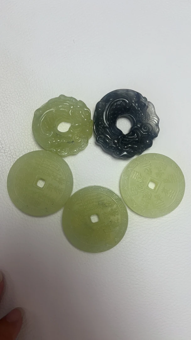 天然岫玉吊坠，产品多样性，随机发货