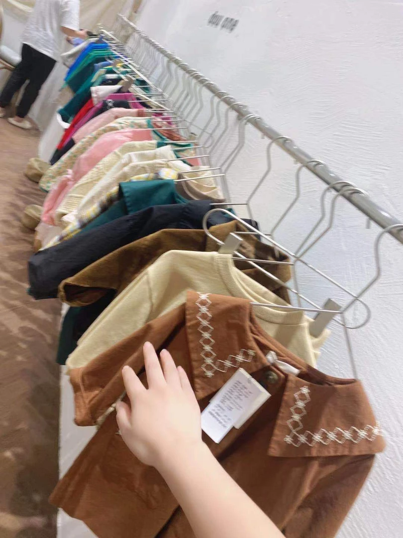 一系列男女童童装