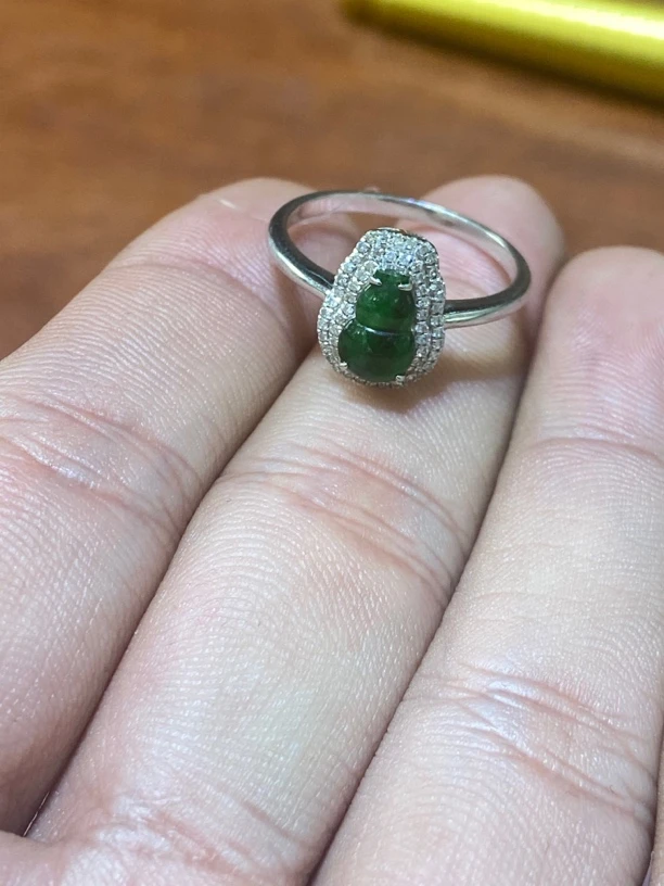 18k金镶嵌翡翠葫芦戒指