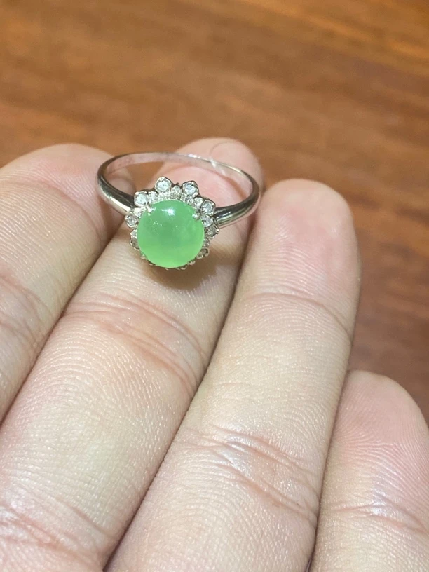 18k金镶嵌翡翠戒指