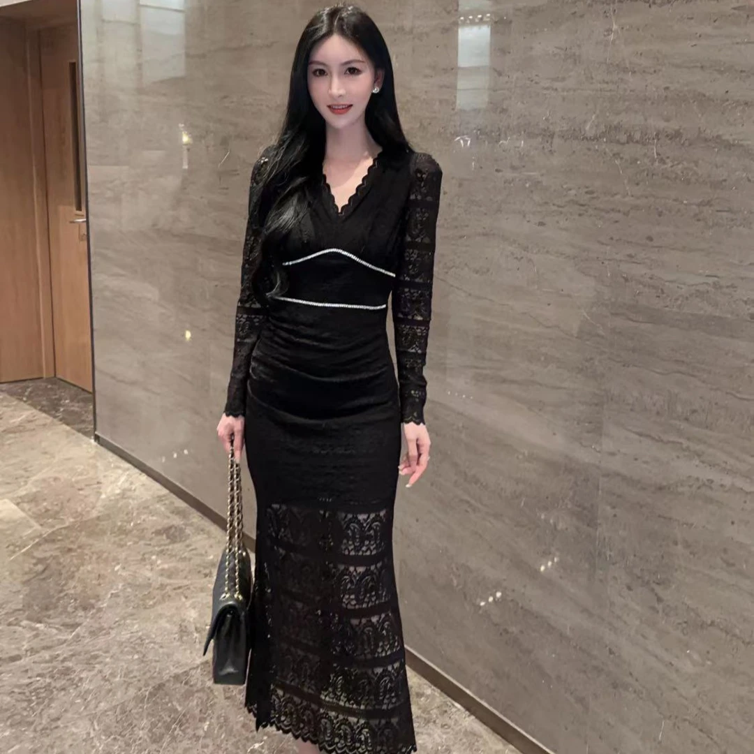 法式气质V领蕾丝镂空镶边收腰包臀长袖连衣裙