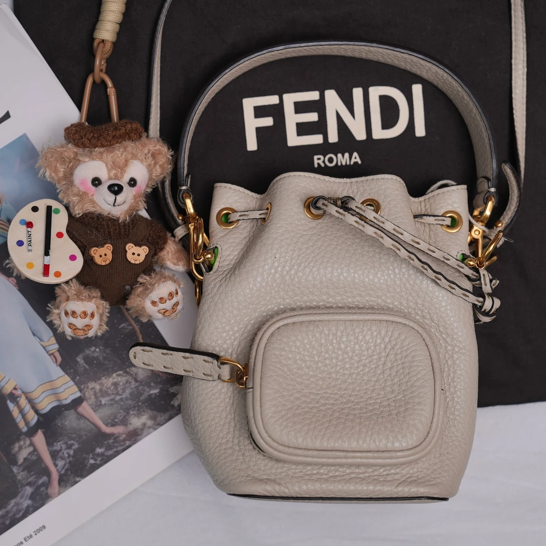 95新 FENDI/芬迪 白色水桶包绿内里斜跨包/甜甜优选/56488