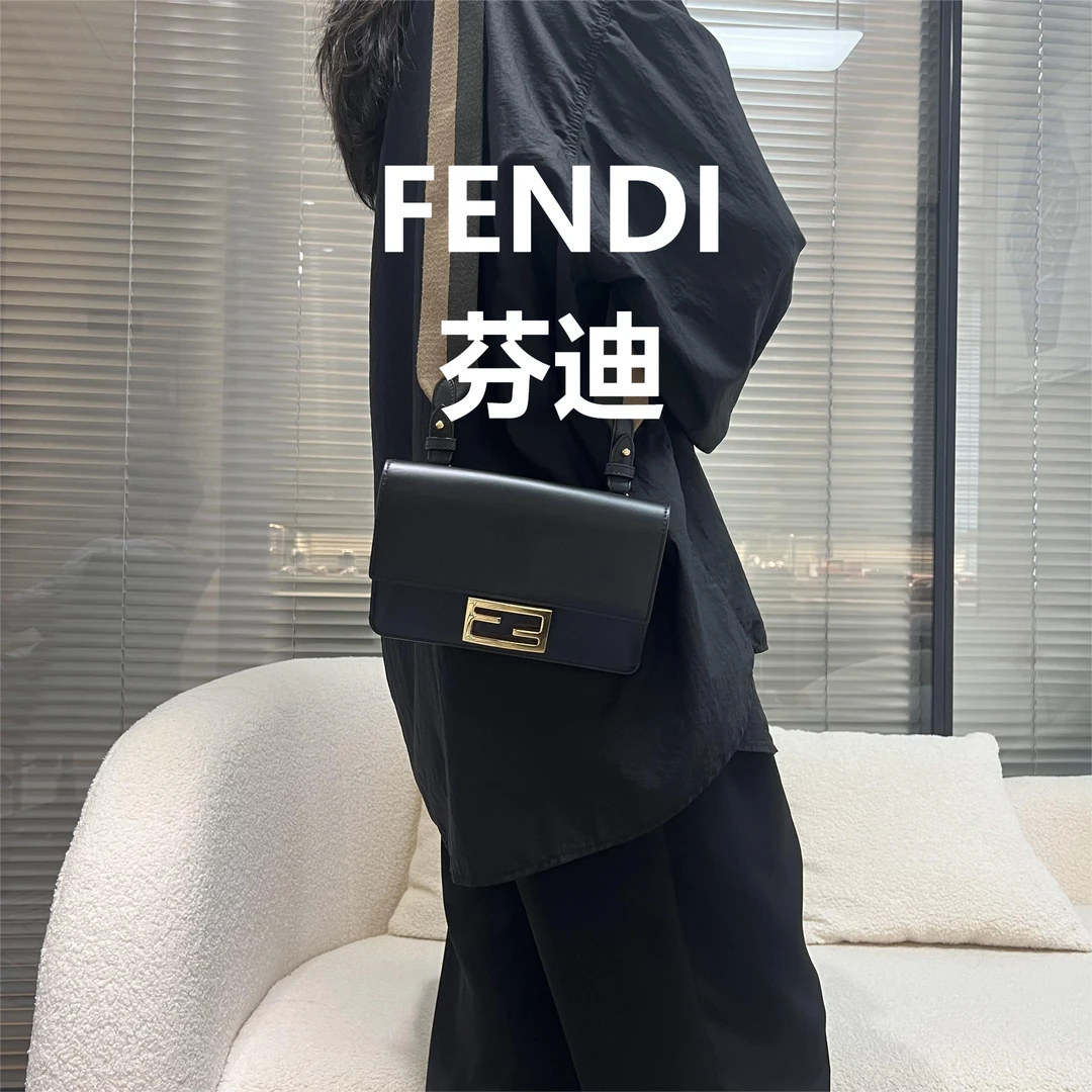 95新 FENDI/芬迪 黑色宽肩带斜跨包/甜甜优选/50676