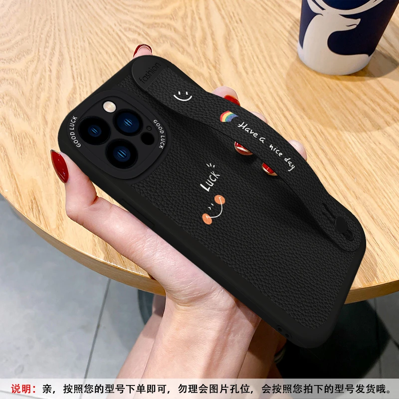 潮牌苹果15pro手机壳iphone13腕带新款14promax防摔高颜值保护壳