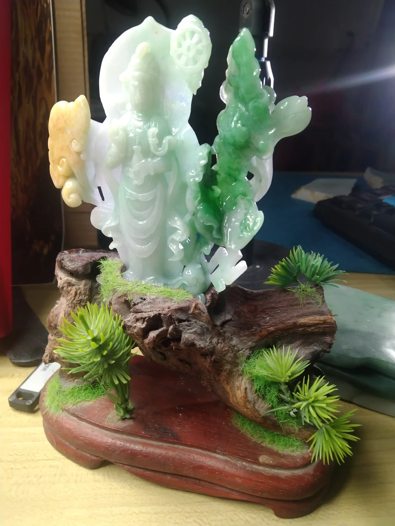 翡翠净瓶观音，寓意吉祥如意。