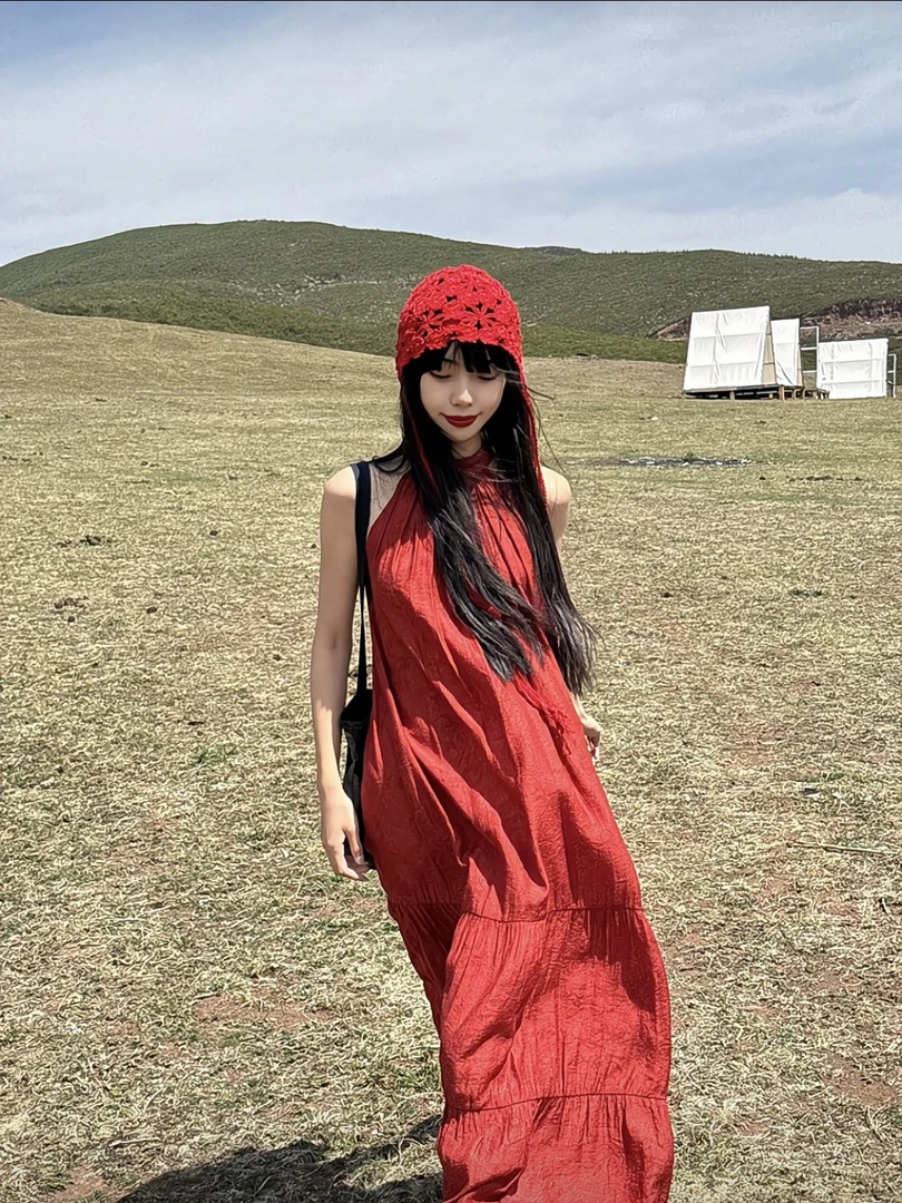 南法度假风红色无袖连衣裙夏季气质女神范新疆旅游穿搭挂脖长裙子