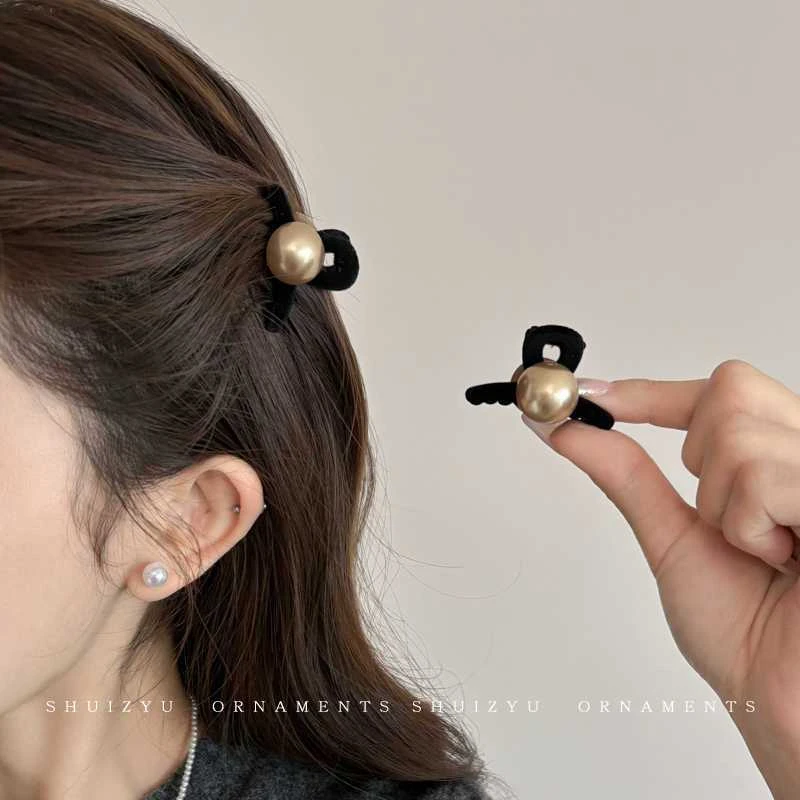 黑色植绒珍珠小抓夹女秋冬后脑勺半扎发夹高级感侧边鲨鱼夹子头饰