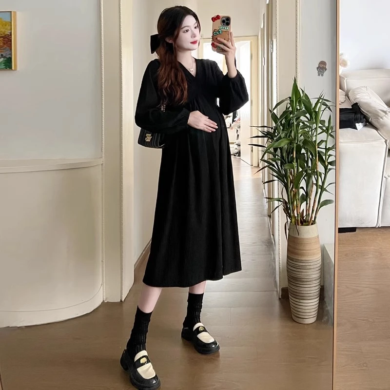 孕妇秋冬连衣裙2025新款洋气法式赫本风黑色长裙秋冬款孕妇裙子