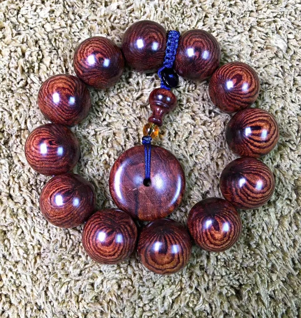 橄榄核雕超级蜘蛛王雕刻