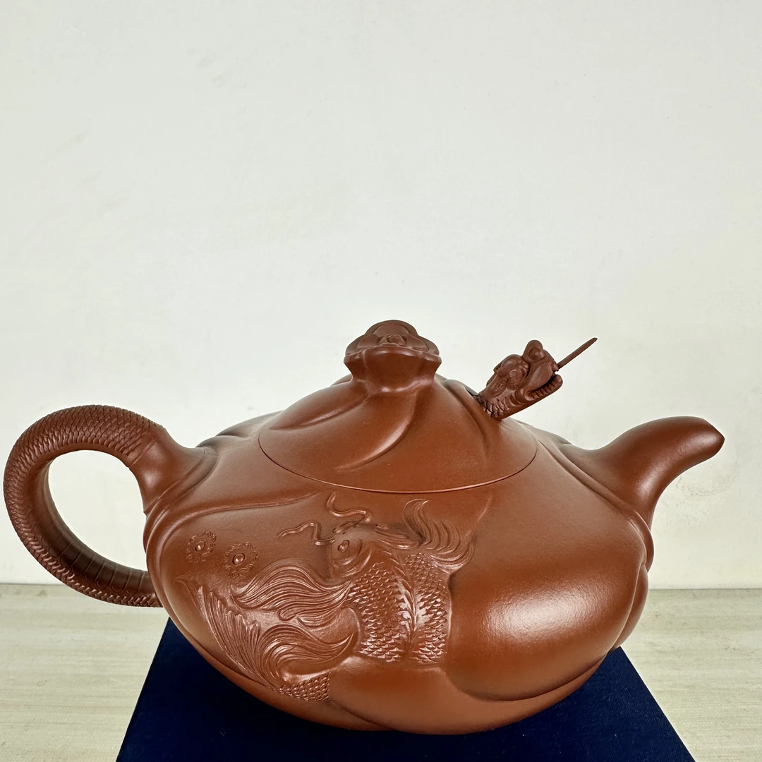 全手鱼化龙紫砂壶1050c长25厘米直径17厘米高11厘米朱泥18孔出水