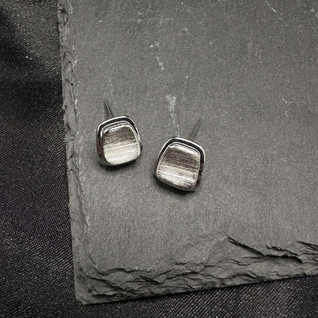 铜合金耳饰 0716 Acc-520 秋冬上新 精致感简约银色拉丝方形耳饰