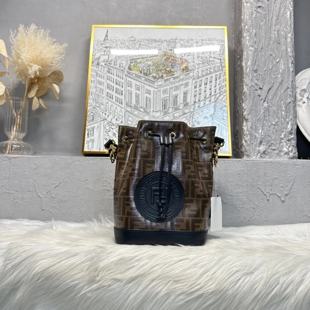 95新  何为奢侈/ 芬迪 水桶包 老花 /KX9525