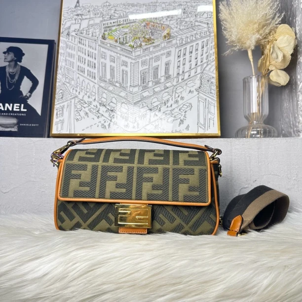 95新 FENDI/芬迪 何为奢侈/法棍包现代款 手提斜挎包 /KX8917