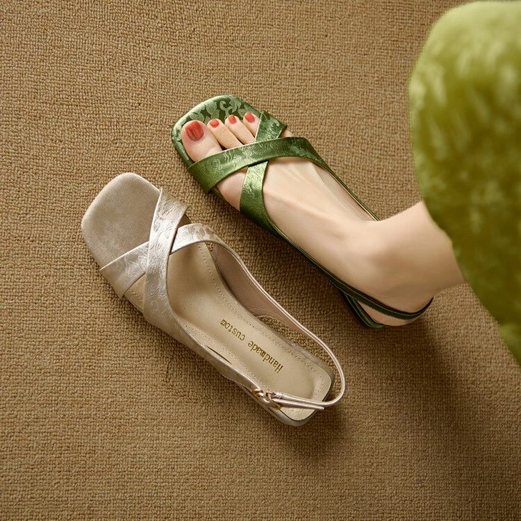 麦椒新中式国风露趾凉鞋女2024年夏季配裙子显瘦一字带平底鞋