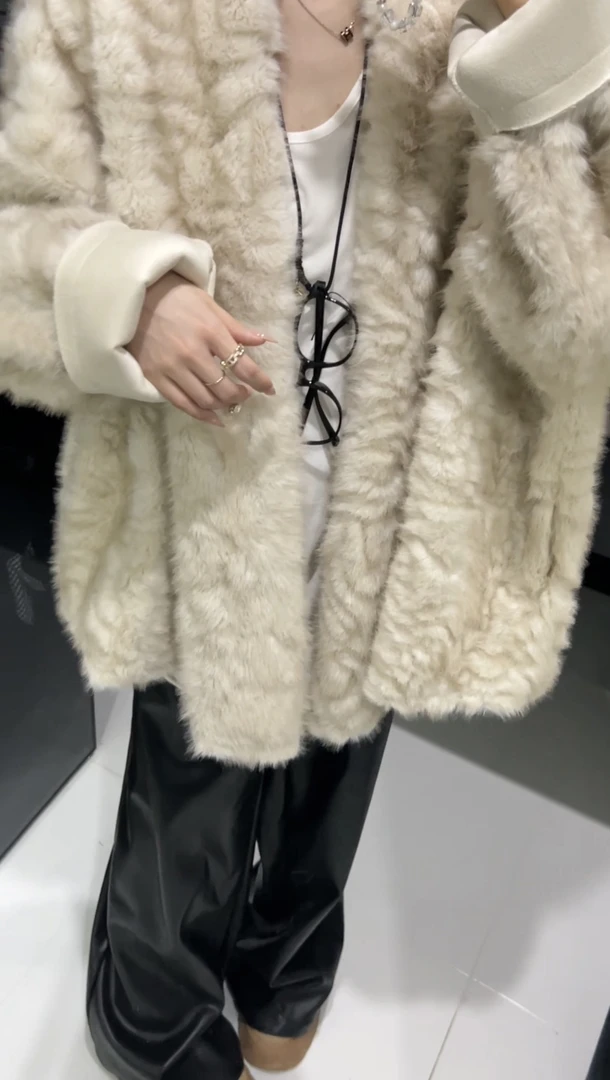 云雾石厚实保暖蝙蝠袖毛毛披肩式毛毛外套慵懒大衣冬季