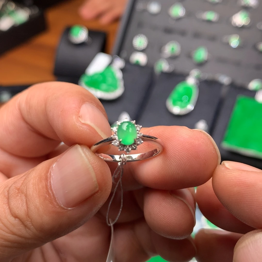 翡翠吊坠(不含链)18K金镶嵌缅甸翡翠a货戒子