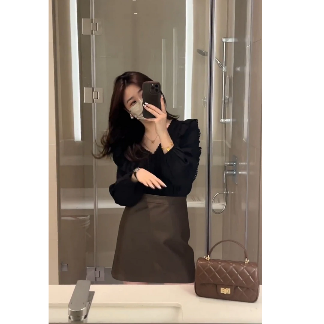 2024新款韩版气质蕾丝拼接花边衬衫V领上衣女+皮裙