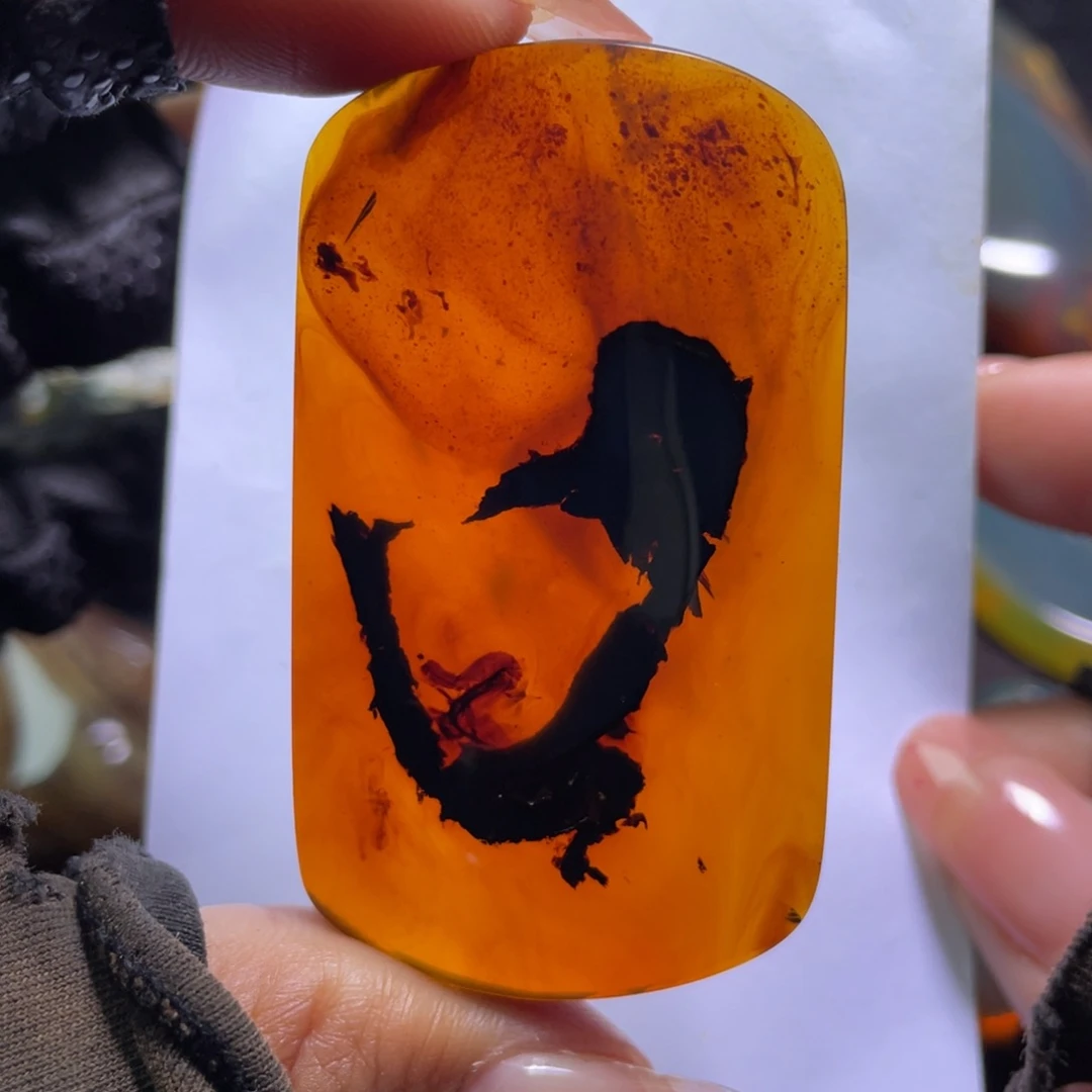 琥珀裸石未镶嵌。