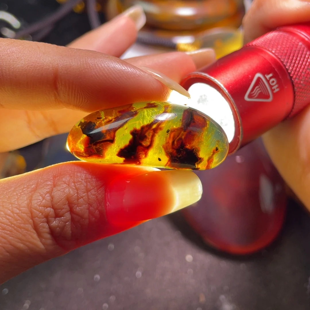 琥珀裸石未镶嵌？