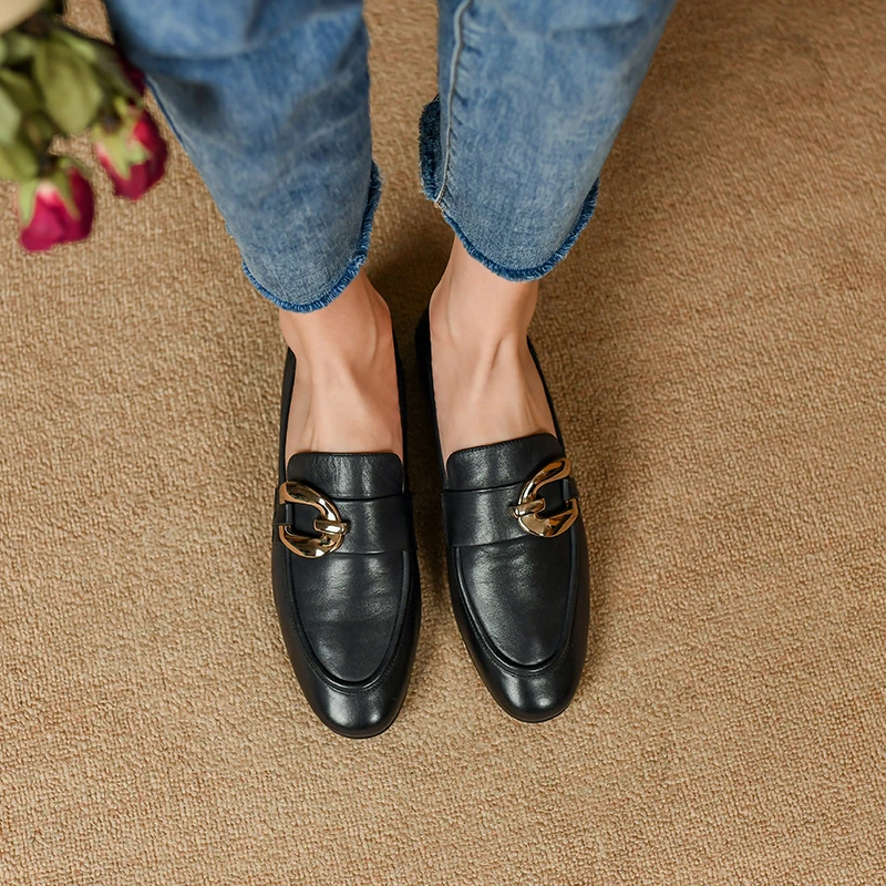 单鞋百搭黑色软底复古春季粗跟低跟马衔扣