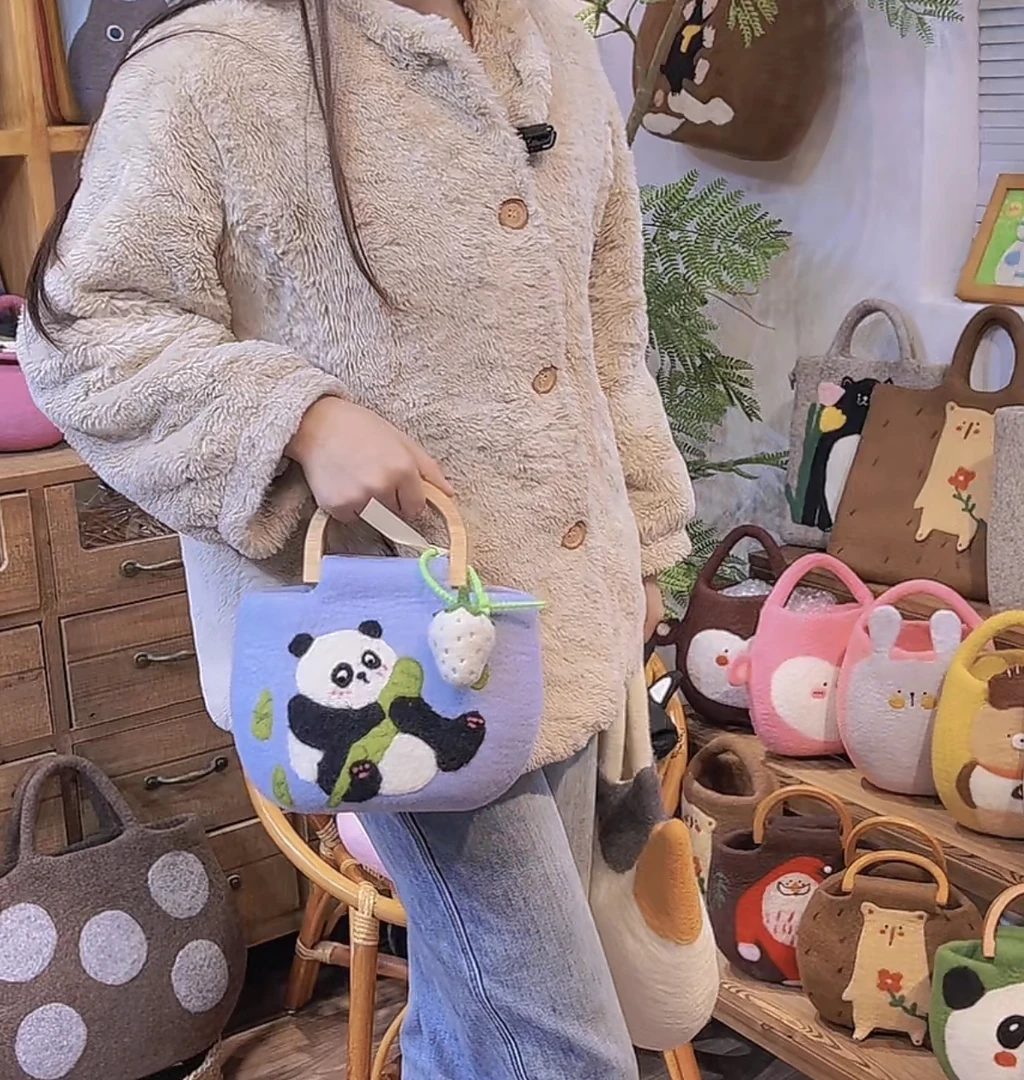 浅蓝色熊猫木柄手提