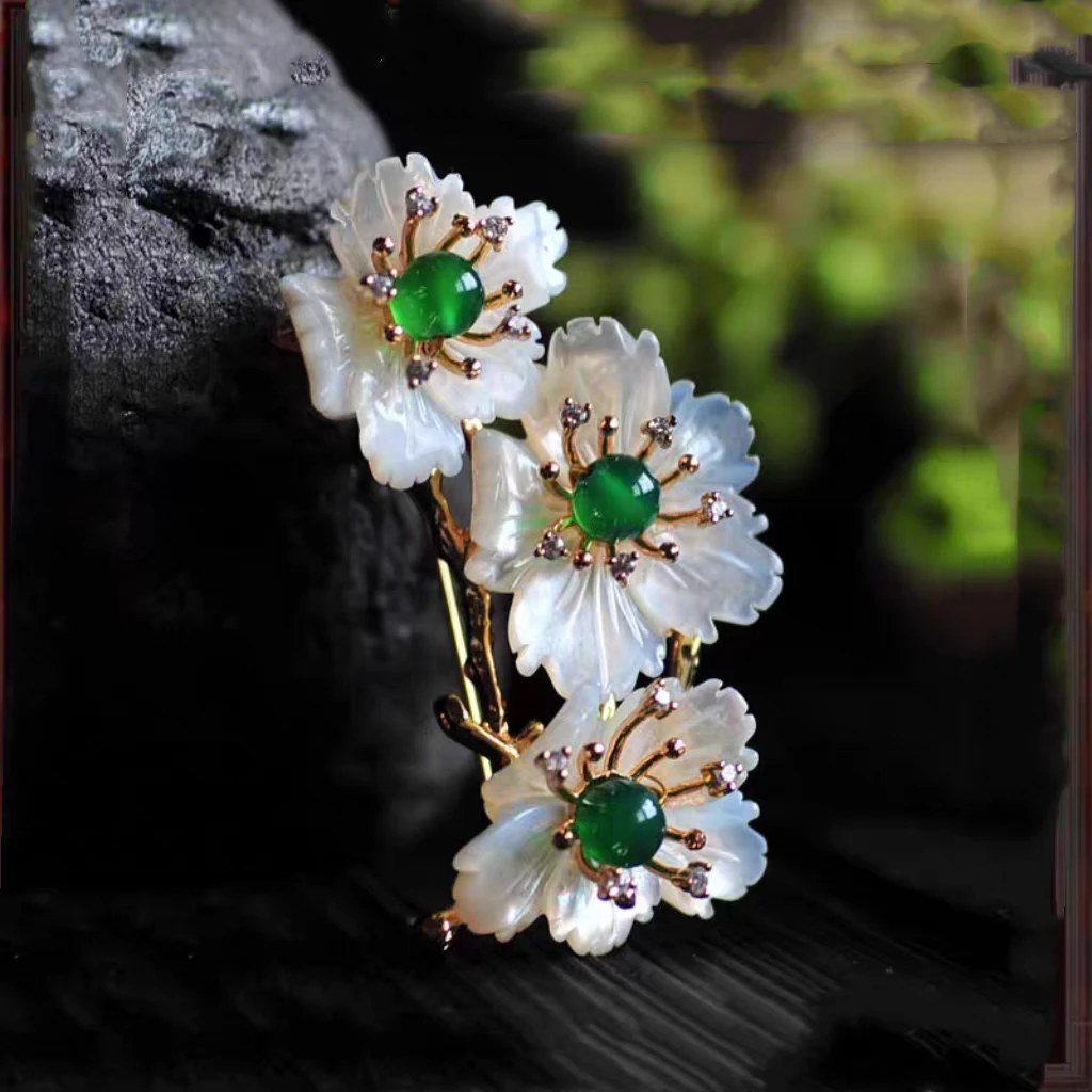 铜贝壳胸针 高级贝壳胸针高档女绿色髓花朵别针高级感配饰胸花