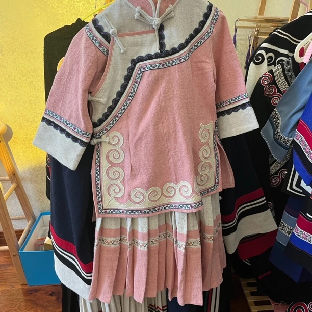 彝饰港女童粉色褶皱裙子套装彝族服饰民族风