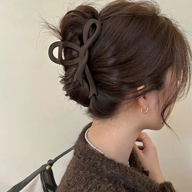 秋冬磨砂蝴蝶结高级感抓夹大号2024新款飘带鲨鱼夹发夹女百搭翰林