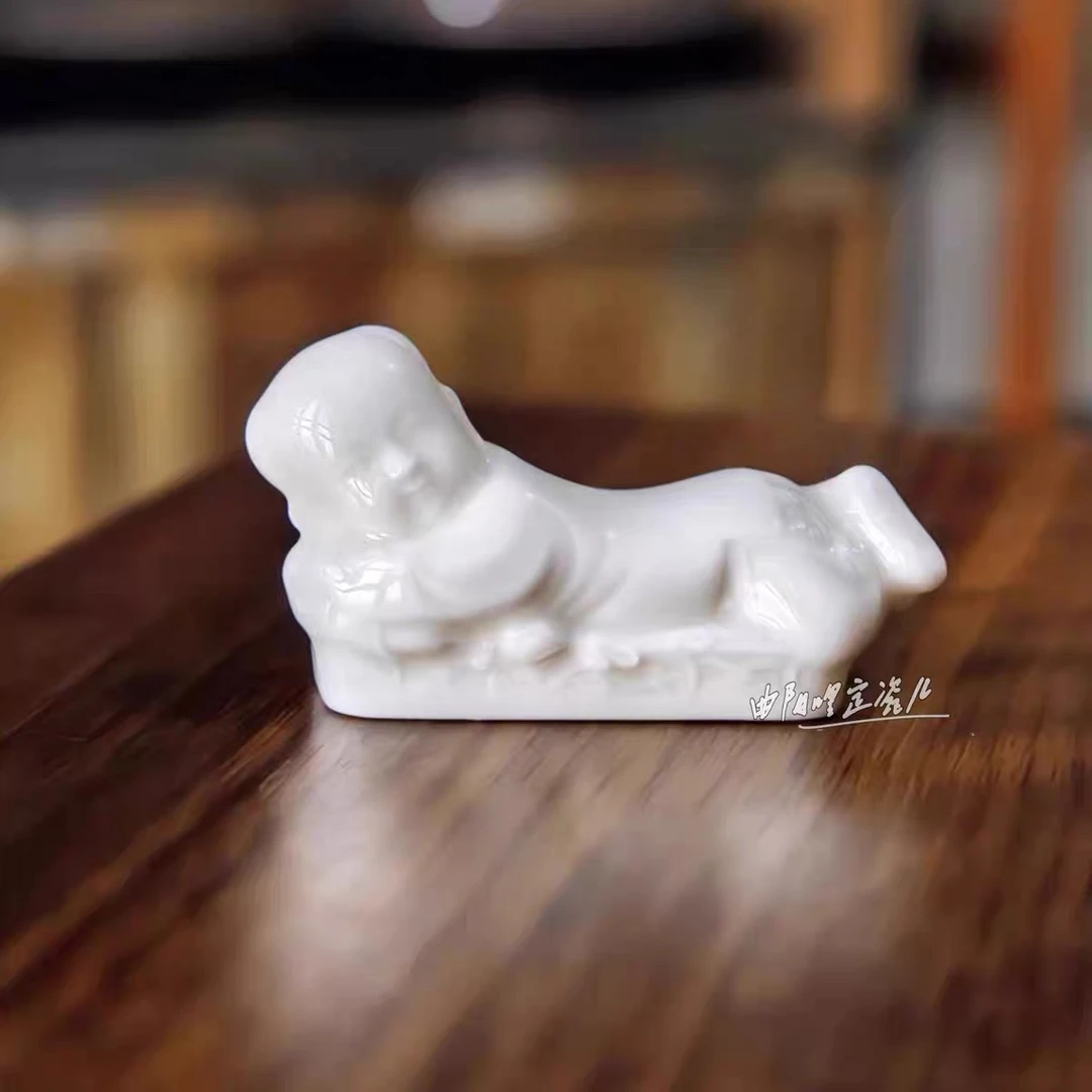 定瓷家居装饰摆件定窑白瓷迷你版孩儿枕茶桌书桌办公桌摆放筷子架