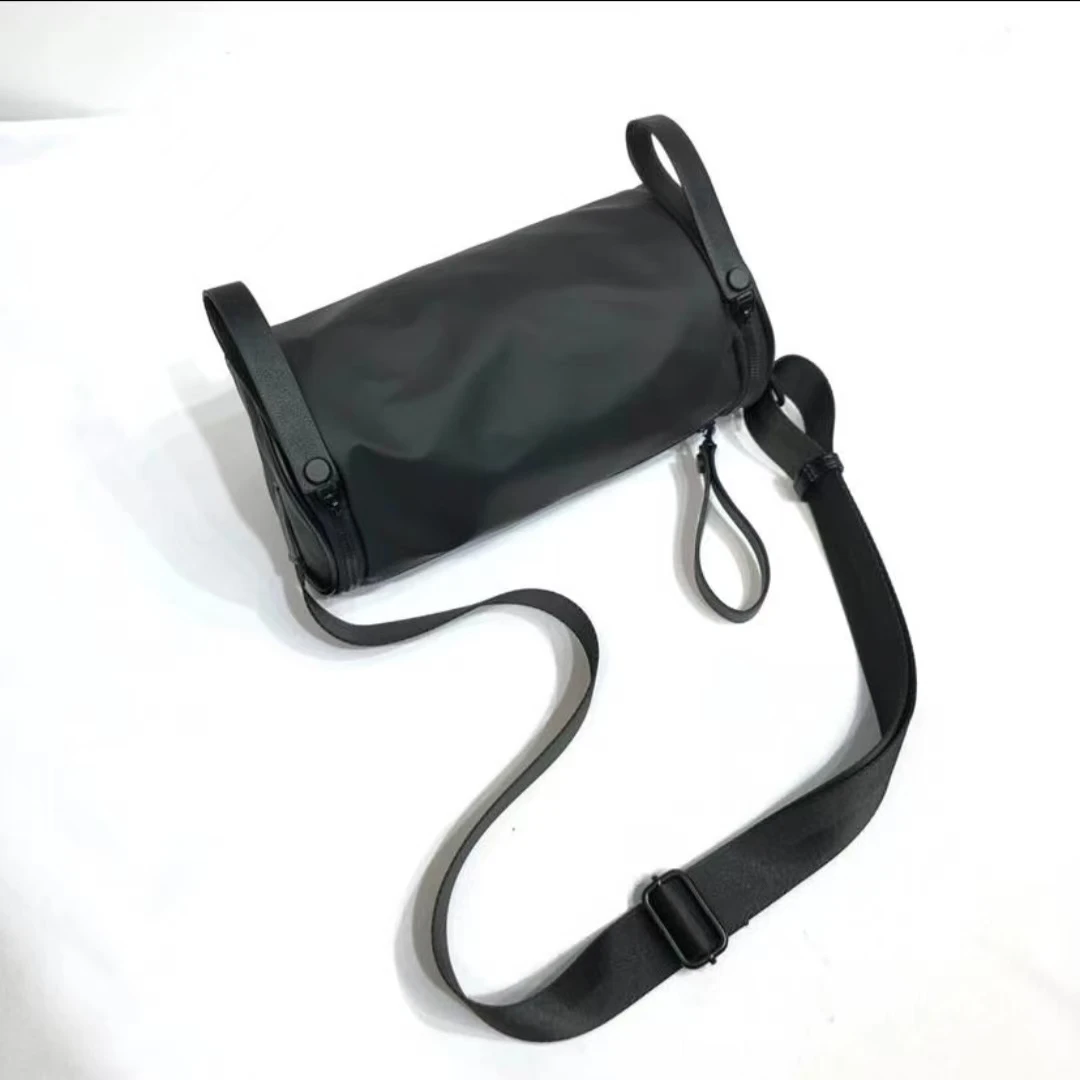 韩版简约风时尚百搭潮流户外多层休闲斜挎软面单肩包纯色圆筒包