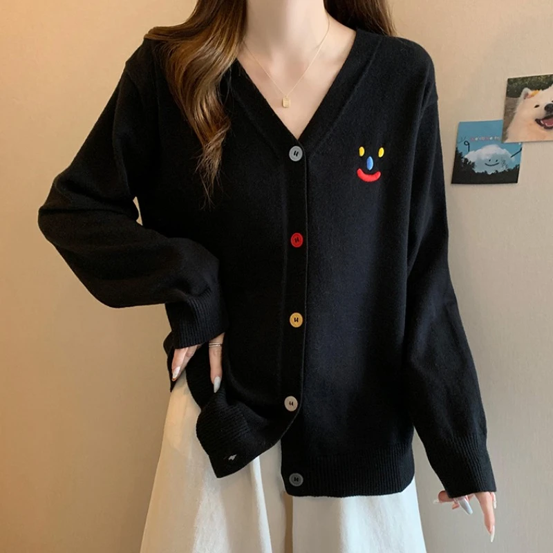 大码刺绣彩扣V领长袖针织开衫女春秋胖M宽松显瘦百搭洋气毛衣外套