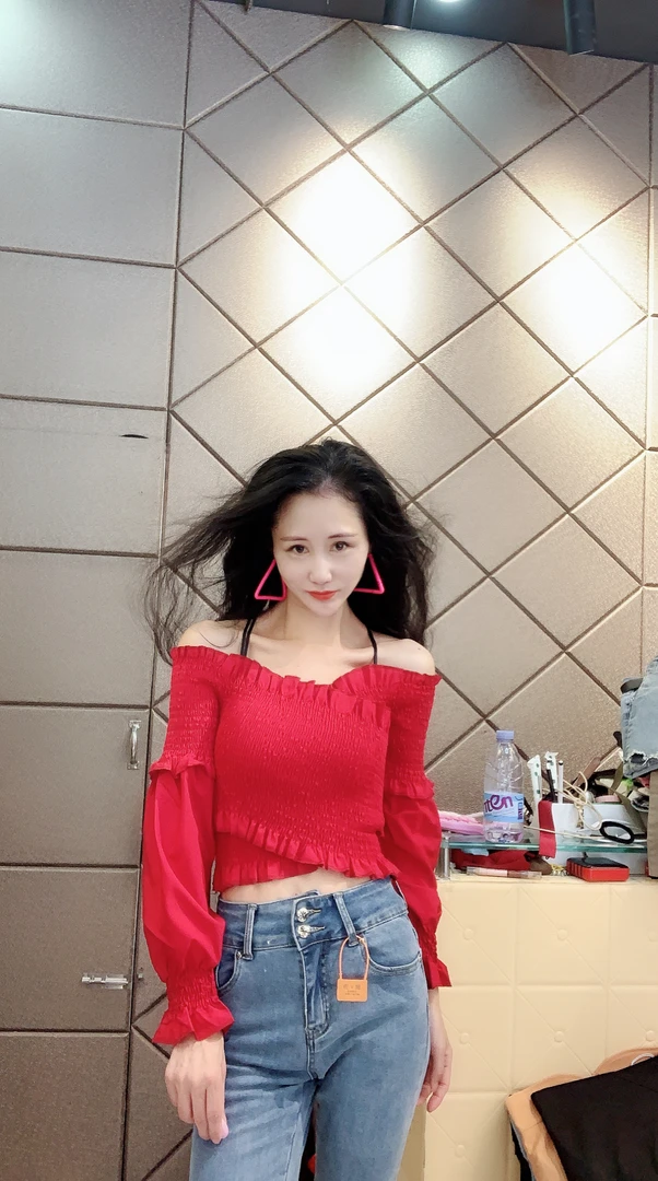 甜美短款上衣一字领紧身