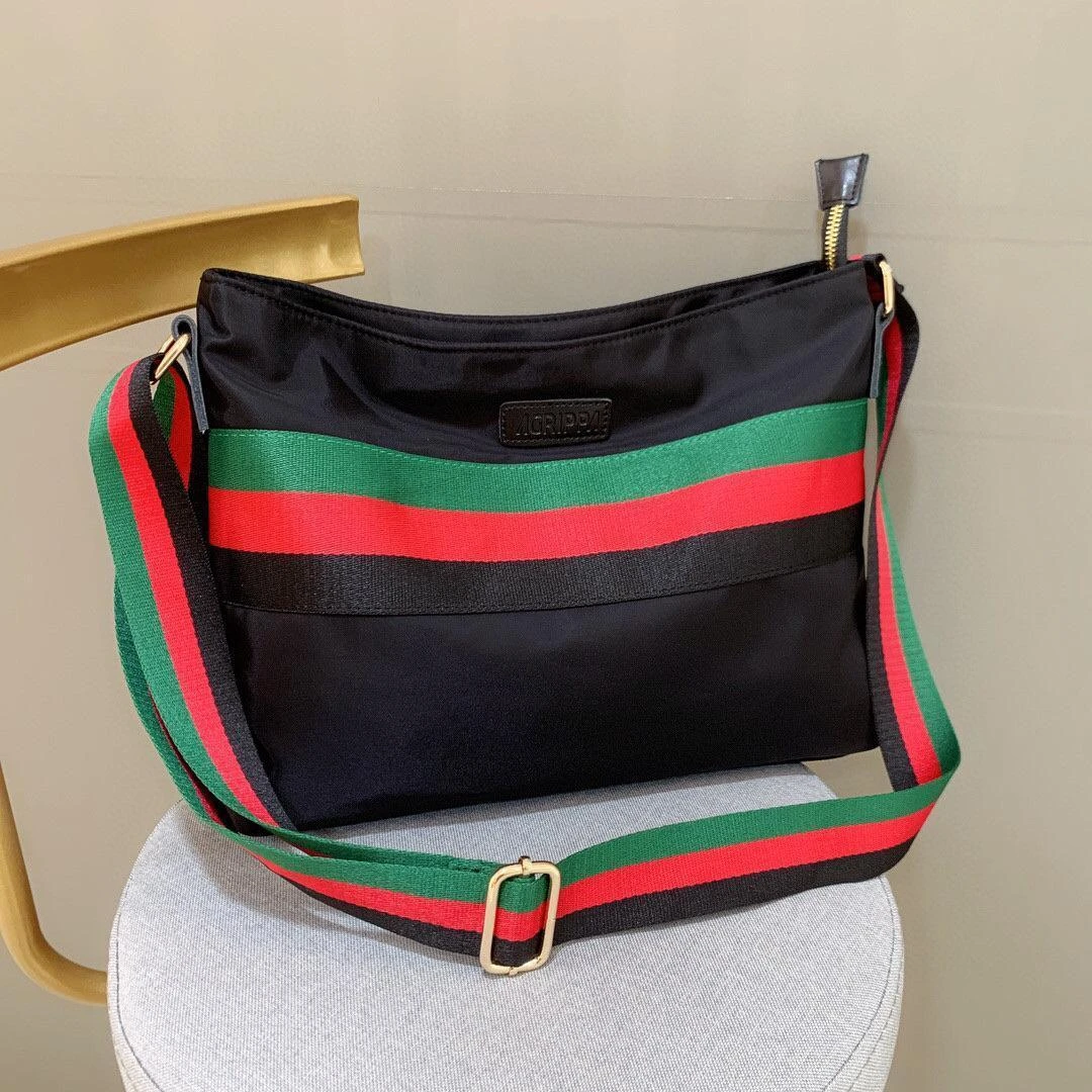 休闲包单肩包男女斜挎包2024新款百搭包包通勤包轻便简约黑色经典